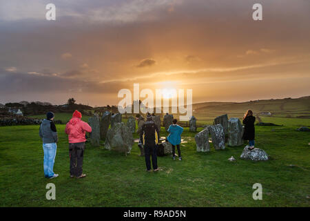 Drombeg, Glandore, Cork, Irland. 21. Dezember. 2018. Eine kleine Menschenmenge versammelt, um den Sonnenaufgang während der Wintersonnenwende bei Drombeg Steinkreis außerhalb Glandore, County Cork, Irland zu beobachten. Stockfoto