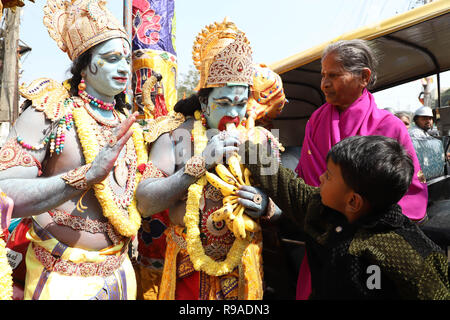 Peking, Indien. 20 Dez, 2018. Indische Männer verkleidet als hinduistische Affengott Hanuman feiern die Hanuman Jayanti, einem Tag, an dem die Geburt der Affengott Hanuman, in Bangalore, Indien, Dez. 20, 2018 feiert. Credit: Stringer/Xinhua/Alamy leben Nachrichten Stockfoto