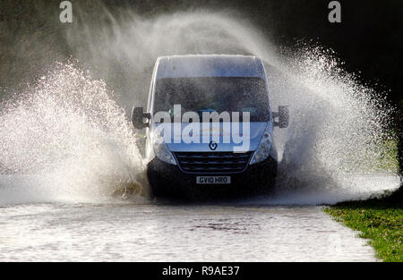 Selmeston, East Sussex, UK. 21 Dez, 2018. Verkehr verhandelt überflutete Straßen in East Sussex nach neuen schweren Regen, East Sussex. Credit: Peter Cripps/Alamy leben Nachrichten Stockfoto