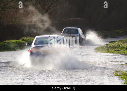 Selmeston, East Sussex, UK. 21 Dez, 2018. Verkehr verhandelt überflutete Straßen in East Sussex nach neuen schweren Regen, East Sussex. Credit: Peter Cripps/Alamy leben Nachrichten Stockfoto