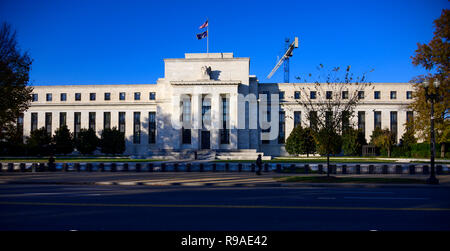 Washington, DC. 11 Nov, 2018. Sehr hohe Auflösung äußere Der marriner S. Eccles Federal Reserve Board Gebäude, entlang der Constitution Avenue entfernt an der 20. Street, NW, Washington, DC, am 11. November 2018. Es beherbergt die Büros des Rates der Gouverneure der Federal Reserve System Credit: Ron Sachs/CNP | Verwendung der weltweiten Kredit: dpa/Alamy leben Nachrichten Stockfoto