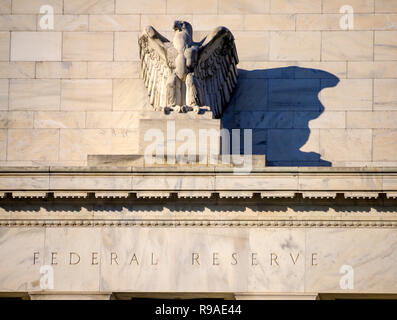 Washington, DC. 11 Nov, 2018. Sehr hohe Auflösung äußere Der marriner S. Eccles Federal Reserve Board Gebäude, entlang der Constitution Avenue entfernt an der 20. Street, NW, Washington, DC, am 11. November 2018. Es beherbergt die Büros des Rates der Gouverneure der Federal Reserve System Credit: Ron Sachs/CNP | Verwendung der weltweiten Kredit: dpa/Alamy leben Nachrichten Stockfoto