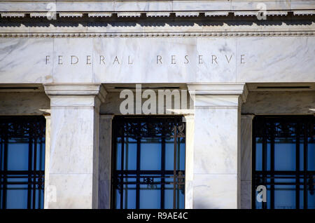 Washington, DC. 11 Nov, 2018. Sehr hohe Auflösung äußere Der marriner S. Eccles Federal Reserve Board Gebäude, entlang der Constitution Avenue entfernt an der 20. Street, NW, Washington, DC, am 11. November 2018. Es beherbergt die Büros des Rates der Gouverneure der Federal Reserve System Credit: Ron Sachs/CNP | Verwendung der weltweiten Kredit: dpa/Alamy leben Nachrichten Stockfoto