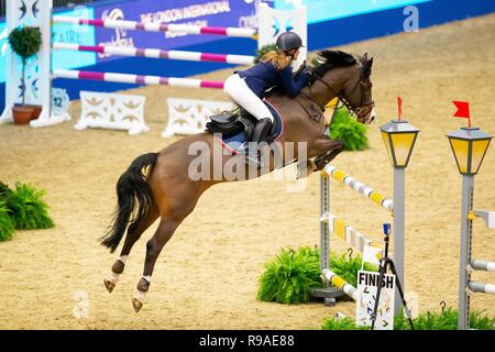 Olympia, London, UK. 21. Dezember, 2018. 3. Platz. Jodie Halle McAteer, Fantom. GBR. Die Voltaire Design unter 25 britischen Meisterschaften endgültig. Springen. Olympia. Die London International Horse Show. London. UK. 21/12/2018. Credit: Sport in Bildern/Alamy leben Nachrichten Stockfoto