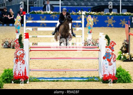 Olympia, London, UK. 21. Dezember, 2018. Sieger. Robert Murphy, Newbridge Chablis. GBR. Die Voltaire Design unter 25 britischen Meisterschaften endgültig. Springen. Olympia. Die London International Horse Show. London. UK. 21/12/2018. Credit: Sport in Bildern/Alamy leben Nachrichten Stockfoto