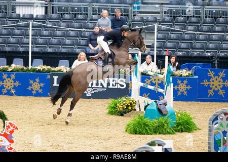 Olympia, London, UK. 21. Dezember, 2018. Sieger. Robert Murphy, Newbridge Chablis. GBR. Die Voltaire Design unter 25 britischen Meisterschaften endgültig. Springen. Olympia. Die London International Horse Show. London. UK. 21/12/2018. Credit: Sport in Bildern/Alamy leben Nachrichten Stockfoto