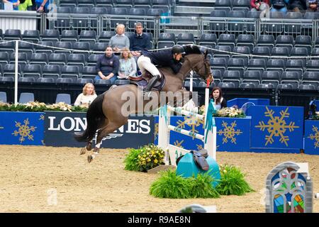 Olympia, London, UK. 21. Dezember, 2018. Sieger. Robert Murphy, Newbridge Chablis. GBR. Die Voltaire Design unter 25 britischen Meisterschaften endgültig. Springen. Olympia. Die London International Horse Show. London. UK. 21/12/2018. Credit: Sport in Bildern/Alamy leben Nachrichten Stockfoto