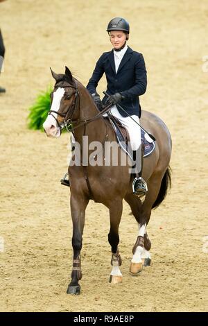 Olympia, London, UK. 21. Dezember, 2018. Sieger. Robert Murphy, Newbridge Chablis. GBR. Die Voltaire Design unter 25 britischen Meisterschaften endgültig. Springen. Olympia. Die London International Horse Show. London. UK. 21/12/2018. Credit: Sport in Bildern/Alamy leben Nachrichten Stockfoto