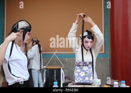 (181221) - Peking, 21. Dez., 2018 (Xinhua) - Datei Foto genommen, am 18. Mai 2016 zeigt troupers Vorbereitung Chinas Kunqu Oper "Die Pfingstrosen Pavillon ausführen' im Palace Museum in Peking, der Hauptstadt von China. Die Palace Museum, auch als die "Verbotene Stadt" bekannt, hat neue Ansätze, wie die TV-Show, Musik und Spiele, seine kulturelle Relikte und traditionelle chinesische Kultur zu fördern. Es reicht nicht an die Öffentlichkeit mit neuen digitalen Technologie durch die Integration von moderner Technologie mit seiner Geschichte und herrliche traditionelle Kultur spanning 600 Jahre. Besucher können direkt in Des Kaisers resid Spaziergang Stockfoto