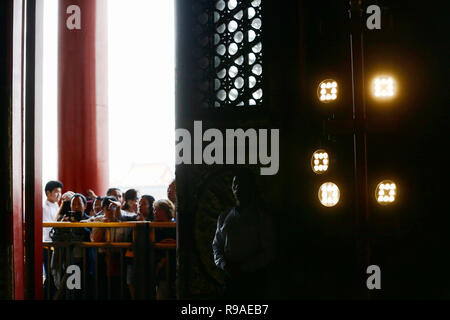 (181221) - Peking, 21. Dez., 2018 (Xinhua) - Halle der Höchsten Harmonie (taihe Dian) mit Leuchten auf im Palace Museum am Internationalen Museumstag in Peking, der Hauptstadt von China, 18. Mai 2016 zu sehen ist. Die Palace Museum, auch als die "Verbotene Stadt" bekannt, hat neue Ansätze, wie die TV-Show, Musik und Spiele, seine kulturelle Relikte und traditionelle chinesische Kultur zu fördern. Es reicht nicht an die Öffentlichkeit mit neuen digitalen Technologie durch die Integration von moderner Technologie mit seiner Geschichte und herrliche traditionelle Kultur spanning 600 Jahre. Besucher können direkt in die Residenz des Kaisers zu Fuß Stockfoto