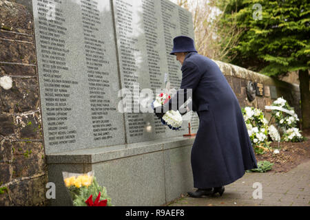 Lockerbie, Schottland, Großbritannien. 21. Dezember, 2018. Fiona Armstrong, Herr Leutnant von Dumfries einen Kranz niederlegte. Lockerbie-anschlag 30. Jahrestag Kranzniederlegung im Garten der Erinnerung an Dryfesdale Friedhof, Lockerbie, Schottland, UK Quelle: Allan Devlin/Alamy leben Nachrichten Stockfoto