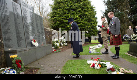 Lockerbie, Schottland, Großbritannien. 21. Dezember, 2018. Fiona Armstrong, Herr Leutnant von Dumfries einen Kranz niederlegte. Lockerbie-anschlag 30. Jahrestag Kranzniederlegung im Garten der Erinnerung an Dryfesdale Friedhof, Lockerbie, Schottland, UK Quelle: Allan Devlin/Alamy leben Nachrichten Stockfoto