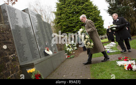 Lockerbie, Schottland, Großbritannien. 21. Dezember, 2018. James Wolffe QC und David Mundell, Minister für Schottland. Lockerbie-anschlag 30. Jahrestag Kranzniederlegung im Garten der Erinnerung an Dryfesdale Friedhof, Lockerbie, Schottland, UK Quelle: Allan Devlin/Alamy leben Nachrichten Stockfoto