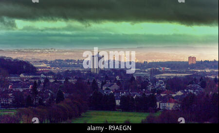 Glasgow, Schottland, Großbritannien, 21. Dezember. UK Wetter: Dawn war bewölkt und die Prognose für den Rest des Tages ist Regen Was bedeutet keine Sichtbarkeit der Sonne der Wintersonnenwende 2018 und den späteren vollen Mond und Meteoriten, die es spezielle haben würde. Kredit Gerard Fähre / alamy Leben Nachrichten Stockfoto