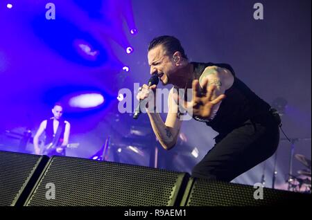 11. Januar 2018 - Die britische Synth Rock und Synthiepop Gruppe Depeche Mode live auf Ihre globalen Geist Tour an die Barclaycard-Arena in Hamburg. Sänger und Frontmann Dave Gahan genießt die Show. | Januar, 11 2018 - Britische Synth-Rock bzw. Syntie-Pop Band Depeche Mode live auf der globalen Geist Tour an die Barclaycard Arena in Hamburg, Deutschland. Sänger und Frontmann Dave Gahan genießt die Show. | Verwendung weltweit Stockfoto