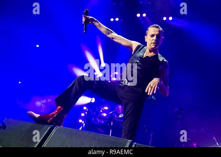 11. Januar 2018 - Die britische Synth Rock und Synthiepop Gruppe Depeche Mode live auf Ihre globalen Geist Tour an die Barclaycard-Arena in Hamburg. Sänger und Frontmann Dave Gahan genießt die Show. | Januar, 11 2018 - Britische Synth-Rock bzw. Syntie-Pop Band Depeche Mode live auf der globalen Geist Tour an die Barclaycard Arena in Hamburg, Deutschland. Sänger und Frontmann Dave Gahan genießt die Show. | Verwendung weltweit Stockfoto