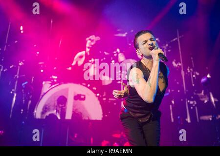 11. Januar 2018 - Die britische Synth Rock und Synthiepop Gruppe Depeche Mode live auf Ihre globalen Geist Tour an die Barclaycard-Arena in Hamburg. Sänger und Frontmann Dave Gahan genießt die Show. | Januar, 11 2018 - Britische Synth-Rock bzw. Syntie-Pop Band Depeche Mode live auf der globalen Geist Tour an die Barclaycard Arena in Hamburg, Deutschland. Sänger und Frontmann Dave Gahan genießt die Show. | Verwendung weltweit Stockfoto