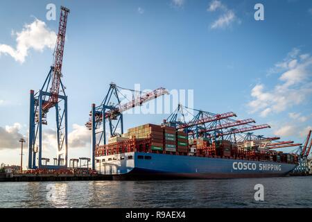 Hamburg, Deutschland. 02 Nov, 2018. Die teilweise geladen COSCO VERSAND LEO, einem der größten Containerschiffe der Welt am Container Terminal Tollerort (CTT) der HHLA im Hamburger Hafen. Die COSCO VERSAND LEO mit IMO-Nummer 9783502 ist eine von mehreren COSCOCS 20.000-TEU-Containerschiffen Typ von der chinesischen Reederei COSCO Shipping Corporation gehört. Es wurde von der Nantong Cosco KHI Ship Engineering mit dem Bau Anzahl NE232 aufgebaut. | Verwendung der weltweiten Kredit: dpa/Alamy leben Nachrichten Stockfoto