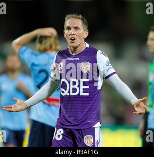 21. Dezember 2018, nib Stadion, Perth, Australien; eine Liga Fußball, Perth Glory im Vergleich zu Sydney FC; Neil Kilkenny der Perth Glory hat ein Gespräch mit dem linienrichter in der zweiten Hälfte Stockfoto