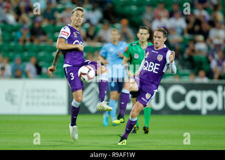 21. Dezember 2018, nib Stadion, Perth, Australien; eine Liga Fußball, Perth Glory im Vergleich zu Sydney FC; Jason Davidson der Perth Glory passt den Ball vor Neil Kilkenny Stockfoto