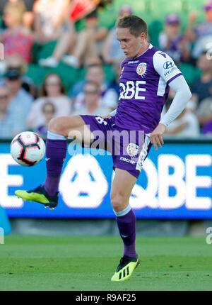 21. Dezember 2018, nib Stadion, Perth, Australien; eine Liga Fußball, Perth Glory im Vergleich zu Sydney FC; Neil Kilkenny der Perth Glory steuert den Ball während des Spiels in der ersten Hälfte Stockfoto