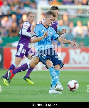 21. Dezember 2018, nib Stadion, Perth, Australien; eine Liga Fußball, Perth Glory im Vergleich zu Sydney FC, Brandon O'Neill von Sydney FC passt den Ball in der ersten Hälfte Stockfoto