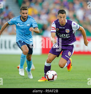 21. Dezember 2018, nib Stadion, Perth, Australien; eine Liga Fußball, Perth Glory im Vergleich zu Sydney FC; Christopher Ikonomidis der Perth Glory bricht mit dem Ball vor Michael Zullo von Sydney FC Stockfoto