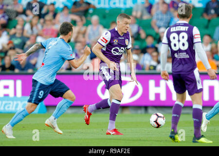 21. Dezember 2018, nib Stadion, Perth, Australien; eine Liga Fußball, Perth Glory im Vergleich zu Sydney FC, Shane Lowry der Perth Glory bricht mit der Kugel als Adam Le Fondre von Sydney FC Abdeckungen Stockfoto