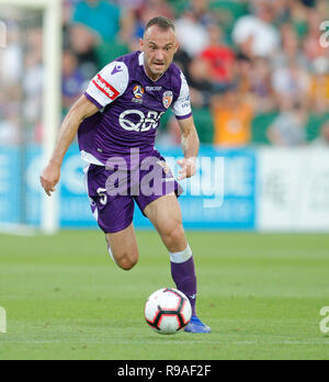 21. Dezember 2018, nib Stadion, Perth, Australien; eine Liga Fußball, Perth Glory im Vergleich zu Sydney FC; Ivan Franjic der Perth Glory bricht mit den Ball in der ersten Hälfte Stockfoto