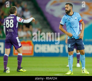 21. Dezember 2018, nib Stadion, Perth, Australien; eine Liga Fußball, Perth Glory im Vergleich zu Sydney FC; Alex Brosque von Sydney FC argumentiert mit Neil Kilkenny der Perth Glory in der zweiten Hälfte Stockfoto