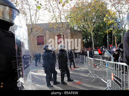 Barcelona, Spanien. 21 Dez, 2018. Polizisten Gesicht die Teilnehmer einer Demonstration für die Unabhängigkeit Kataloniens. Tausende von Menschen in der Region Katalonien haben gegen eine S wird die spanische Regierung in Barcelona protestieren. Credit: Clara Margais/dpa/Alamy leben Nachrichten Stockfoto