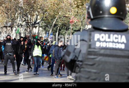 Barcelona, Spanien. 21 Dez, 2018. Polizisten Gesicht die Teilnehmer einer Demonstration für die Unabhängigkeit Kataloniens. Tausende von Menschen in der Region Katalonien dagegen über eine Sitzung der spanischen Zentralregierung in Barcelona protestiert. Credit: Clara Margais/dpa/Alamy leben Nachrichten Stockfoto