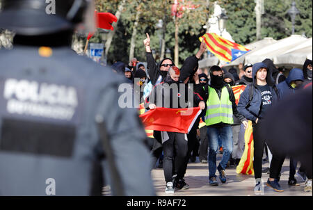 Barcelona, Spanien. 21 Dez, 2018. Polizisten Gesicht die Teilnehmer einer Demonstration für die Unabhängigkeit Kataloniens. Tausende von Menschen in der Region Katalonien haben protestiert gegen eine Sitzung der spanischen Zentralregierung in Barcelona, als "Provokation" kritisiert worden. Credit: Clara Margais/dpa/Alamy leben Nachrichten Stockfoto