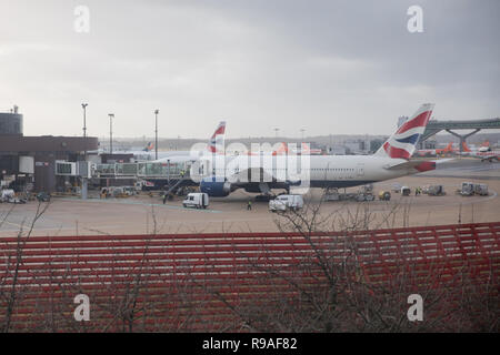 London, Großbritannien. 21 Dez, 2018. Foto auf Dez. 21, 2018 zeigt einen Überblick über die Flugzeuge, die in den Flughafen Gatwick, wo große Warteschlangen nach Drohnen gebildet haben, die der Flughafen für mehr als einen Tag in London, Großbritannien zu schließen. Britische Militär wurde am Donnerstag rief Hilfe über Gatwick Drone, die gemeldet wird Links zu Tausenden von Weihnachten urlauber Ehrere's Tage' der Probleme auf dem Londoner Flughafen haben bei der Polizei zu stellen. Credit: Joe Newman/Xinhua/Alamy leben Nachrichten Stockfoto