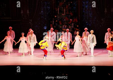 Athen, Griechenland. 21 Dez, 2018. Nussknacker Ballett Tänzer gesehen bei russischen Theater. Die Weihnachten Leistung der Nussknacker Ballett von der 60-köpfigen Orchester mit den Solisten präsentiert, und die führenden Tänzer der russischen Theater in Athen. Credit: Helen Paroglou/SOPA Images/ZUMA Draht/Alamy leben Nachrichten Stockfoto