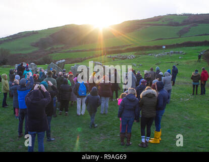 Drombeg Steinkreis, Glandore, West Cork, Irland, 21. Dezember 2018. Große Massen an Drombeg Steinkreis heute Abend hier versammelt, den Sonnenuntergang auf der Wintersonnenwende Wintersonnenwende zu feiern. Die meisten Experten glauben, dass diese alten Steinkreis gebaut wurde diesem kürzesten Tag des Jahres zu feiern. Credit: aphperspective/Alamy leben Nachrichten Stockfoto