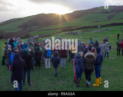 Drombeg Steinkreis, Glandore, West Cork, Irland, 21. Dezember 2018. Große Massen an Drombeg Steinkreis heute Abend hier versammelt, den Sonnenuntergang auf der Wintersonnenwende Wintersonnenwende zu feiern. Die meisten Experten glauben, dass diese alten Steinkreis gebaut wurde diesem kürzesten Tag des Jahres zu feiern. Credit: aphperspective/Alamy leben Nachrichten Stockfoto