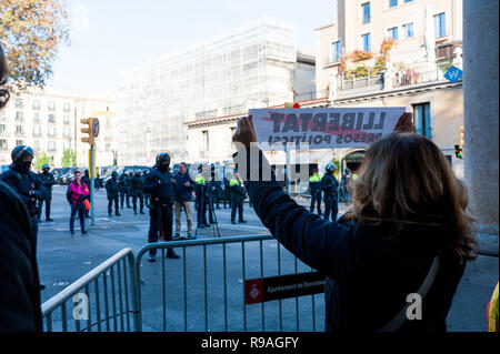 Barcelona, Spanien, 21. Dez 2018. Catalna Aktivisten, CDR, Auseinandersetzungen mit der Polizei während einer Kabinettssitzung in Llotja Palace, die sie Angreifen mit Mülleimer Credit: Davide bonaldo/Alamy leben Nachrichten Stockfoto