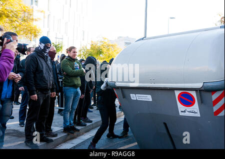 Barcelona, Spanien, 21. Dez 2018. Catalna Aktivisten, CDR, Auseinandersetzungen mit der Polizei während einer Kabinettssitzung in Llotja Palace, die sie Angreifen mit Mülleimer Credit: Davide bonaldo/Alamy leben Nachrichten Stockfoto