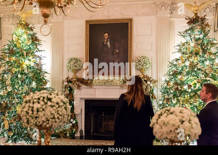 First Lady Melania Trump Bewertungen der Weihnachtsschmuck Sonntag, November 25, 2018, im Speisesaal des Weißen Hauses Menschen: First Lady Melania Trump Stockfoto