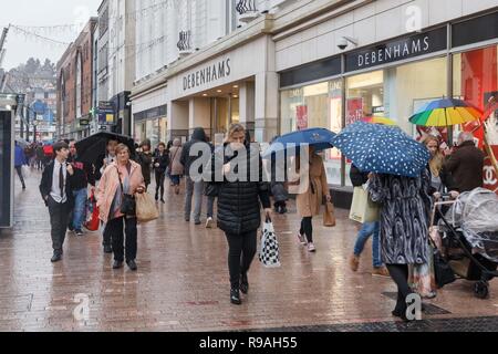 Cork, Irland, 21. Dezember, 2018. Schwere Duschen nicht abschrecken Käufer am letzten Freitag vor Weihnachten, die Stadt Cork. Der Regen, der den ganzen Tag nicht stoppen Käufern aus, Ihre letzten Stücke in der Stadt am letzten Wochenende vor Weihnachten fiel. Die Straßen waren voll von Käufern von Geschäft zu Geschäft hetzen die Vermeidung der Regen, als auch viele Menschen sammeln für wohltätige Organisationen wie z. B. Share und Kork Simon. Credit: Damian Coleman/Alamy Leben Nachrichten. Stockfoto