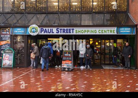 Cork, Irland, 21. Dezember, 2018. Schwere Duschen nicht abschrecken Käufer am letzten Freitag vor Weihnachten, die Stadt Cork. Menschenmassen drängten sich in den Schutz von Paul Street Shopping Center warten auf eine Pause int er Wetter über Ihr Geschäft, um fortzufahren. Der Regen, der den ganzen Tag nicht stoppen Käufern aus, Ihre letzten Stücke in der Stadt am letzten Wochenende vor Weihnachten fiel. Die Straßen waren voll von Käufern von Geschäft zu Geschäft hetzen die Vermeidung der Regen. Credit: Damian Coleman/Alamy Leben Nachrichten. Stockfoto