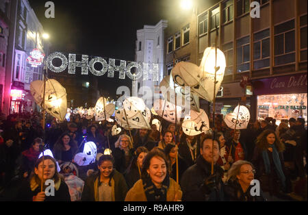 Brighton, Sussex, UK. Dezember 2018 21. Tausende von Menschen nehmen an den jährlichen die Uhren Parade durch Brighton heute Abend brennen. Brennen der Uhren ist ein Community Event findet jedes Jahr am 21. Dezember durch den gleichen Himmel art-Gruppe geschaffen, um die Wintersonnenwende zu feiern. Hunderte Teil mit Laternen durch die Stadt nehmen, bevor Sie auf einem lodernden Lagerfeuer am Strand von Brighton.: Simon Dack/Alamy leben Nachrichten Stockfoto