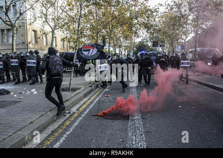 Barcelona, Barcelona, Spanien. 21 Dez, 2018. Polizisten Zusammentreffen mit den Demonstranten während des Protestes. Tausende von Menschen gegen den Präsidenten von Spanien, Sanchez demonstrieren, in Barcelona. Die Wiedervereinigung der Minister in Barcelona wurde als Provokationen aus der Pro-unabhängigkeit Gruppen betrachtet. Credit: Victor Serri/SOPA Images/ZUMA Draht/Alamy leben Nachrichten Stockfoto