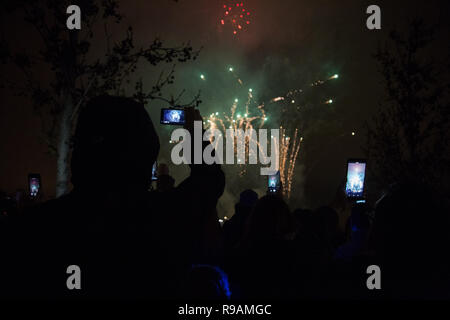 Madrid, Spanien. 21 Dez, 2018. Menschen gesehen Blick auf das Feuerwerk während der Parade von Licht die Wintersonnenwende in Madrid zu feiern. Credit: Lito Lizana/SOPA Images/ZUMA Draht/Alamy leben Nachrichten Stockfoto