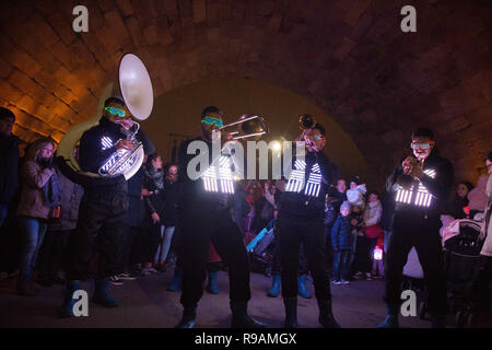 Madrid, Spanien. 21 Dez, 2018. Musik Band mit Beleuchtung alle über ihren Körper gesehen während der Parade von Licht die Wintersonnenwende in Madrid zu feiern. Credit: Lito Lizana/SOPA Images/ZUMA Draht/Alamy leben Nachrichten Stockfoto