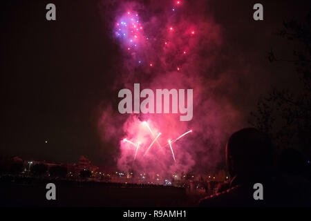 Madrid, Spanien. 21 Dez, 2018. Menschen gesehen Blick auf das Feuerwerk während der Parade von Licht die Wintersonnenwende in Madrid zu feiern. Credit: Lito Lizana/SOPA Images/ZUMA Draht/Alamy leben Nachrichten Stockfoto