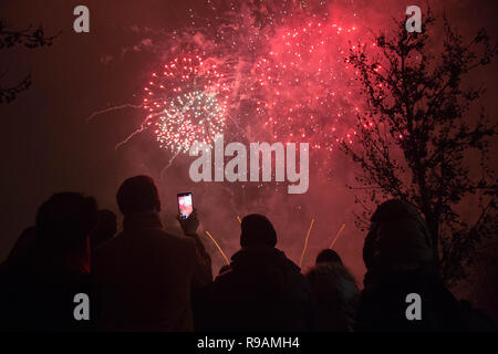 Madrid, Spanien. 21 Dez, 2018. Menschen gesehen Blick auf das Feuerwerk während der Parade von Licht die Wintersonnenwende in Madrid zu feiern. Credit: Lito Lizana/SOPA Images/ZUMA Draht/Alamy leben Nachrichten Stockfoto