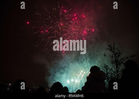 Madrid, Spanien. 21 Dez, 2018. Menschen gesehen Blick auf das Feuerwerk während der Parade von Licht die Wintersonnenwende in Madrid zu feiern. Credit: Lito Lizana/SOPA Images/ZUMA Draht/Alamy leben Nachrichten Stockfoto