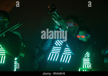 Madrid, Spanien. 21 Dez, 2018. Musik Band mit Beleuchtung alle über ihren Körper gesehen während der Parade von Licht die Wintersonnenwende in Madrid zu feiern. Credit: Lito Lizana/SOPA Images/ZUMA Draht/Alamy leben Nachrichten Stockfoto